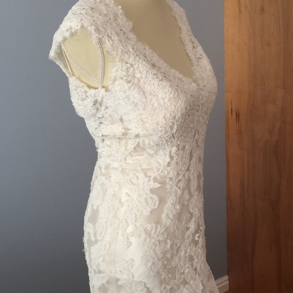 Stunning never worn lace and beaded wedding dress - Picture 7 of 8